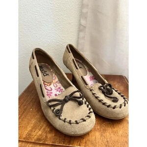 Y2K 2000s Mudd Shoes 8 Kitten Heel Moccasin Tan Suede Leather Slip On Pumps Boho